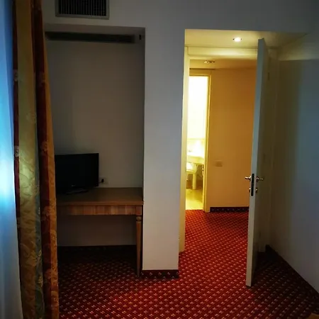 Bristol Отель 4*