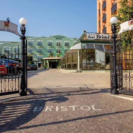Bristol Отель 4*